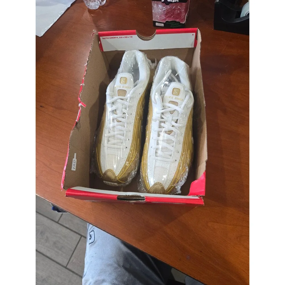Nike Shox R4 Soft Pearl Metallic Gold Sneakers AR3565-010 Mens 7